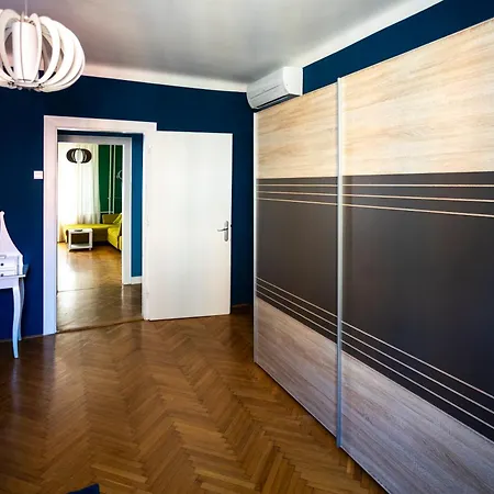 Cozy In Heart Of / Big Terrace *