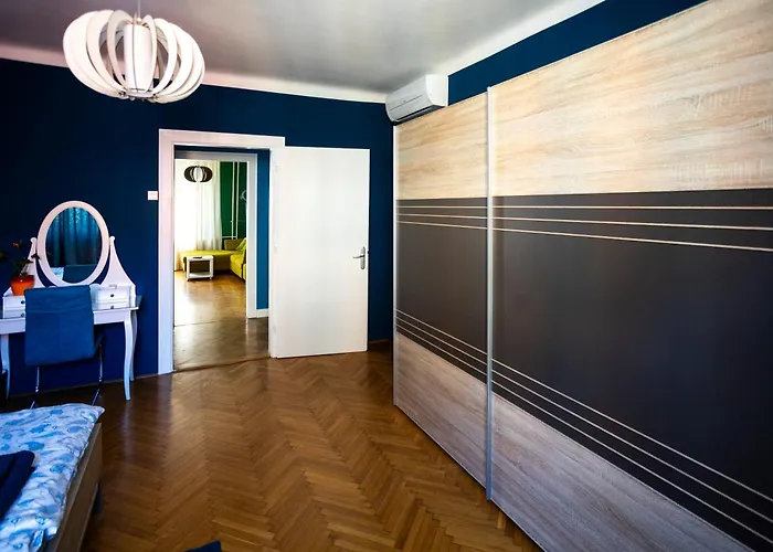 Cozy In Heart Of / Big Terrace *